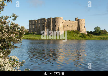 Carew Castle und Mühlteich in Pembrokeshire, Wales, Großbritannien Stockfoto