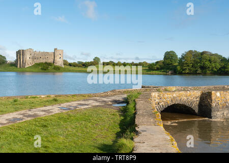 Carew Castle und Mühlteich in Pembrokeshire, Wales, Großbritannien Stockfoto