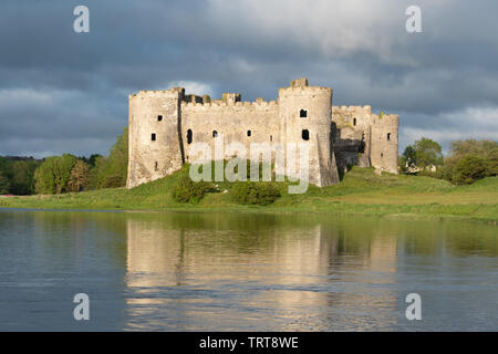 Carew Castle und Mühlteich in Pembrokeshire, Wales, Großbritannien Stockfoto