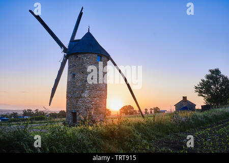 Die aufgehende Sonne am Bertaud Mühle an einem klaren Frühlingsmorgen. Stockfoto