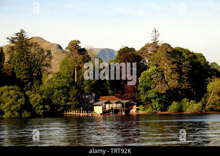 Das Bootshaus liegt an Derwent Insel, eine Insel wie der Name schon sagt auf Derwentwater, Keswick, im englischen Lake District Stockfoto