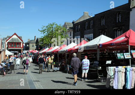 Markt in der Stadt Keswick Cumbria im englischen Lake District. Der Markt findet jeden Samstag statt und Donnerstag von 9.00 Uhr bis 16.30 Uhr. Stockfoto