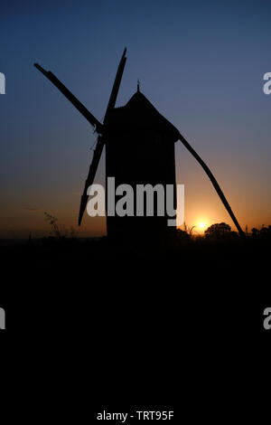 Die aufgehende Sonne am Bertaud Mühle an einem klaren Frühlingsmorgen. Stockfoto