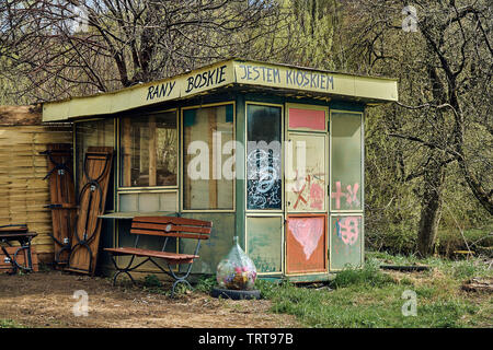 Alte Kiosk mit der Inschrift in polnischer Sprache: "Oh, Herr! Ich bin ein Kiosk!" in das Bieszczady-gebirge (Polen, Wetlina, PTTK) Stockfoto