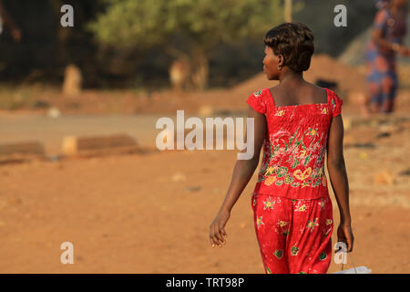 Jeune femme togolaise Marchant dans la rue. Togo. Afrique de l'Ouest. Stockfoto