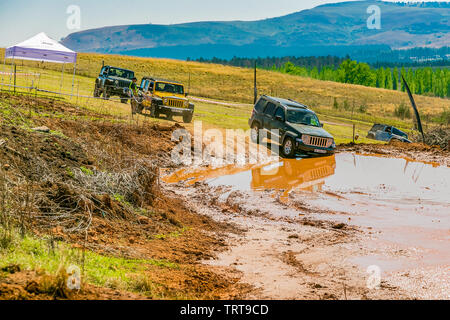 Harrismith, Südafrika - 02 Oktober 2015: 4x4 Mud Fahrertraining im Camp Jeep in den Drakensbergen Stockfoto