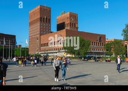 Oslo City Hall, Blick über Oslo City Square (Radhusplassen) in Richtung Rathaus Gebäude (radhus) im Bereich Aker Brygge in Oslo, Norwegen. Stockfoto