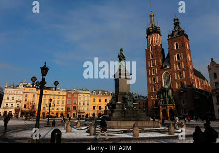 Polen. Krakau. Marktplatz. Adam-mickiewicz-Denkmal vor der Marienkirche, im 14. Jahrhundert in Backsteingotik Stil gebaut. Stockfoto