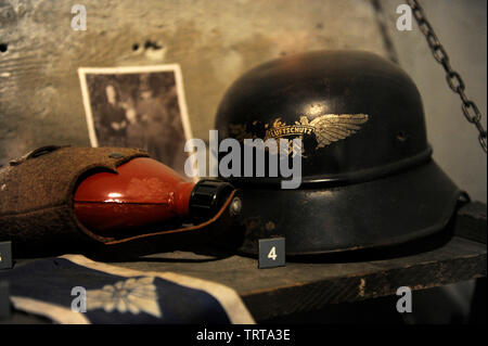 Kantine und Helm der Luftschutz (Schutz und die deutsche Luftabwehr) mit anti-aircraft Hakenkreuz Abzeichen. Eigentum der Mhk. Museum von Oskar Schindlers Fabrik. Krakau. Polen. Stockfoto