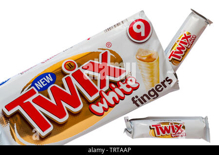 Paket der neuen Twix White Finger auf weißem Hintergrund - weiße Schokolade, Karamell und Keks - einzeln verpackt Stockfoto