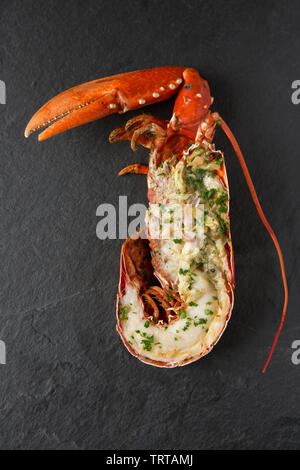 Eine halbe gegrillten Hummer und Klaue aus einem Hummer Homarus gammarus, in einem Lobster Pot im Ärmelkanal gefangen. Es hat zuerst gekocht, dann Split Stockfoto