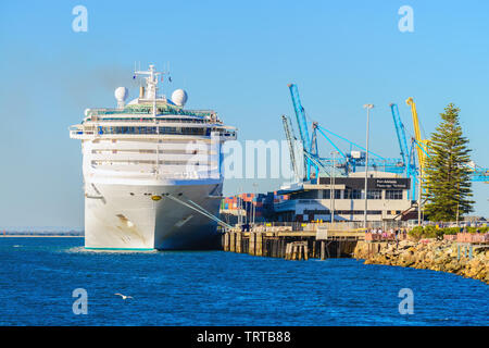 Port Adelaide, South Australia - Oktober 14, 2017: Sun Princess Kreuzfahrt Schiff von äußeren Hafen Passenger Terminal auf den späten afternoo abzuweichen. Stockfoto