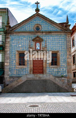 Die Kapelle Unserer Lieben Frau von der Barmherzigkeit (Capela de Nossa Senhora da Piedade) am Ufer des Flusses Duoro in Porto, Portugal Stockfoto