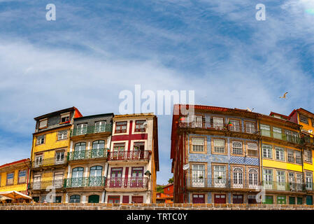 Die Ribeira Platz (Bereich Praca da Ribeira) von Porto in Portugal Stockfoto