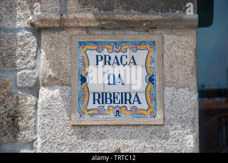 Die Ribeira Platz (Bereich Praca da Ribeira) von Porto in Portugal Stockfoto