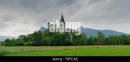 Balzers, FL/Liechtenstein - 9. Juni 2019: Blick auf die historische Burg Gutenberg und Sankt Nikolaus Kirche in Liechtenstein Stockfoto