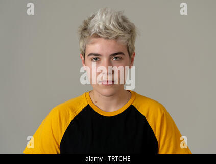 Porträt der jungen attraktiven Stilvolle Mode Teenager zuversichtlich und zufrieden mit seinem Gender Identity. Trans Junge in coolen Urban Fashion t Shirts posieren. In Stockfoto