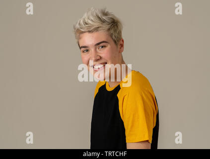 Porträt der jungen attraktiven Stilvolle Mode Teenager zuversichtlich und zufrieden mit seinem Gender Identity. Trans Junge in coolen Urban Fashion t Shirts posieren. In Stockfoto