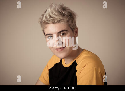 Porträt der jungen attraktiven Stilvolle Mode Teenager zuversichtlich und zufrieden mit seinem Gender Identity. Trans Junge in coolen Urban Fashion t Shirts posieren. In Stockfoto