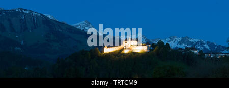 Greyerzer, VD/Schweiz - vom 31. Mai 2019: Panorama der historischen Schloss Greyerz mit Blick auf die Landschaft in der Dämmerung Stockfoto