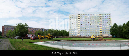 GERA, Deutschland - 29. Mai 2016: Adac Hubschrauber und Krankenwagen Stockfoto