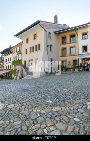 Gruyeres, VD/Schweiz - vom 31. Mai 2019: Die historischen mittelalterlichen Dorf Gruyeres Schweiz anzeigen mit vielen Touristen, die in Stockfoto