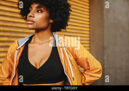 Passen junge Frau stand im Freien. Frauen im Sport Kleidung suchen. Stockfoto