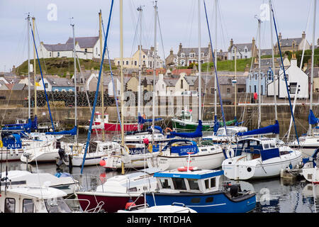 Boote im Hafen von Fischerdorf auf der Küste von Moray Firth. Findochty, Morayshire, Schottland, Großbritannien, Großbritannien Stockfoto