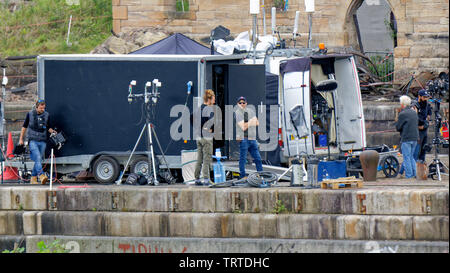 Glasgow, Schottland, Großbritannien, 12. Juni, 2019. Rauch auf dem Wasser, wie Steven Spielberg den ersten Weltkrieg Film "1917" geht weiter Dreharbeiten in der Govan graving Docks am Ufer des Flusses Clyde in der Stadt heute als Sam Mendes leitet fanous Akteure als britishww 1 Soldaten mit Zeitraum Lkw gekleidet. Credit: Gerard Fähre / alamy Leben Nachrichten Stockfoto