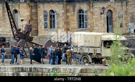 Glasgow, Schottland, Großbritannien, 12. Juni, 2019. Rauch auf dem Wasser, wie Steven Spielberg den ersten Weltkrieg Film "1917" geht weiter Dreharbeiten in der Govan graving Docks am Ufer des Flusses Clyde in der Stadt heute als Sam Mendes leitet fanous Akteure als britishww 1 Soldaten mit Zeitraum Lkw gekleidet. Credit: Gerard Fähre / alamy Leben Nachrichten Stockfoto