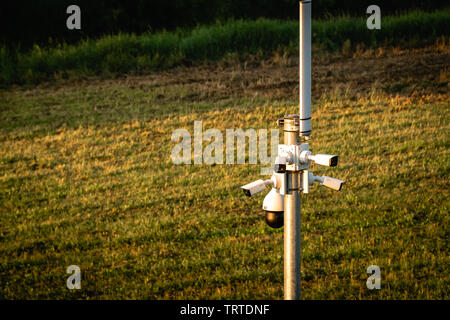 CCTV-Kameras auf grünen Wiesen isoliert. Hohe Blickwinkel betrachten. Stockfoto