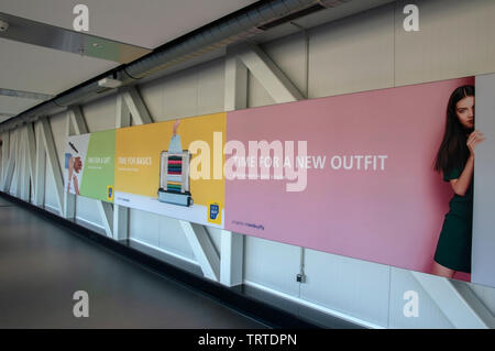 Reklametafeln sehen Sie am Flughafen Schiphol Niederlande 2019 Fliegen Stockfoto