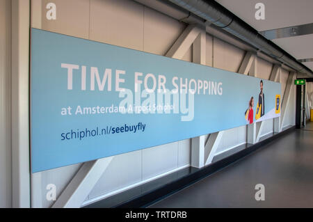 Reklametafeln sehen Sie am Flughafen Schiphol Niederlande 2019 Fliegen Stockfoto