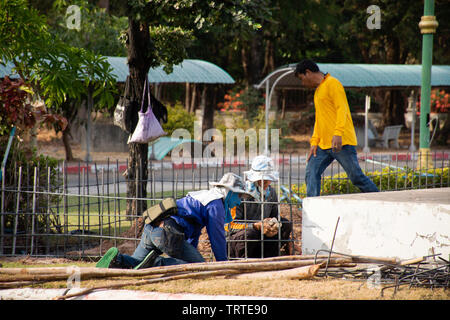 Der Thai Arbeiter Metall stricken bars Stangen in Rahmen Verstärkung für Beton gießt an der Baustelle am 11. Januar 2019 in der Maha Sarakha Stockfoto