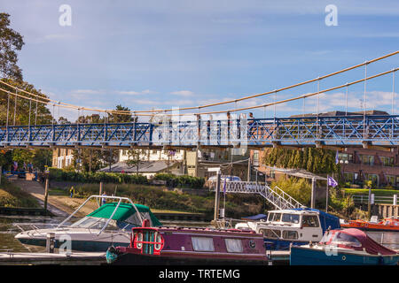 Menschen überqueren Sie die Fußgängerbrücke über die Themse in Teddington, England, Großbritannien Stockfoto