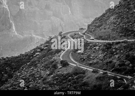 Schwarz-weiß Fotografie des Zuges, Hügel, Serpentine. Teneriffa, Spanien, Kanarische Inseln. Landschaft. Langsames Fahren. Stockfoto