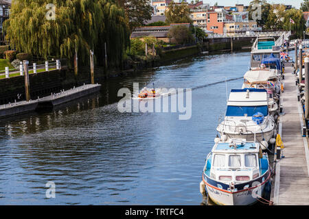 RNLI Crew Training in Teddington, England, Großbritannien Stockfoto