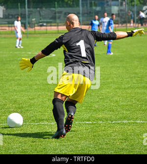 Torwart startet den ball Stockfoto