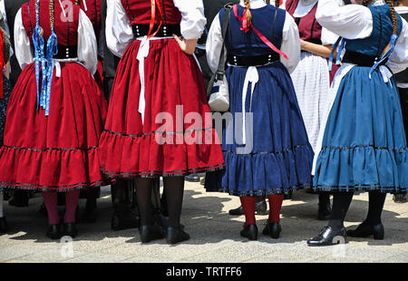 Volkstänzer in traditioneller Kleidung Stockfoto