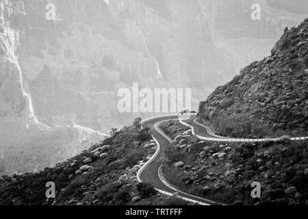 Schwarz-weiß Fotografie des Zuges, Hügel, Serpentine. Teneriffa, Spanien, Kanarische Inseln. Landschaft. Langsames Fahren. Stockfoto