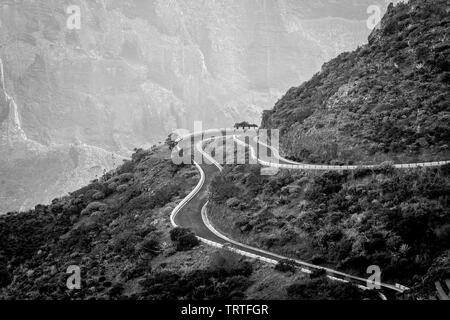 Schwarz-weiß Fotografie des Zuges, Hügel, Serpentine. Teneriffa, Spanien, Kanarische Inseln. Landschaft. Langsames Fahren. Stockfoto