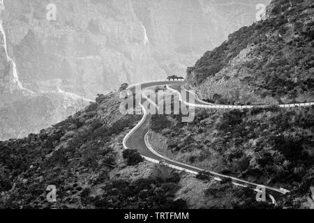 Schwarz-weiß Fotografie des Zuges, Hügel, Serpentine. Teneriffa, Spanien, Kanarische Inseln. Landschaft. Langsames Fahren. Stockfoto