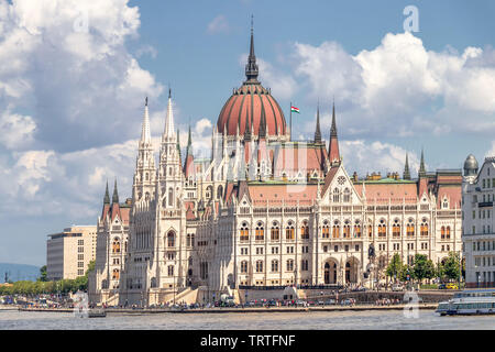 Das ungarische Parlamentsgebäude am Ufer der Donau in Budapest Stockfoto