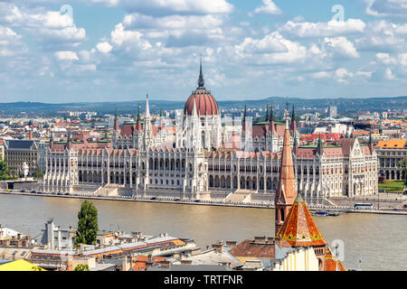 Das ungarische Parlamentsgebäude am Ufer der Donau in Budapest Stockfoto