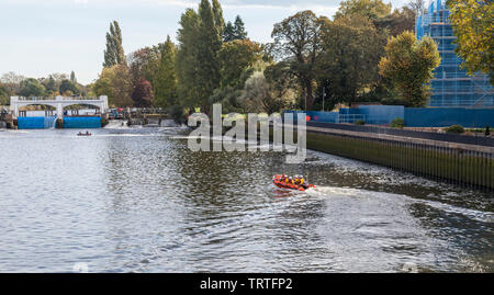 RNLI Crew Training in Teddington, England, Großbritannien Stockfoto