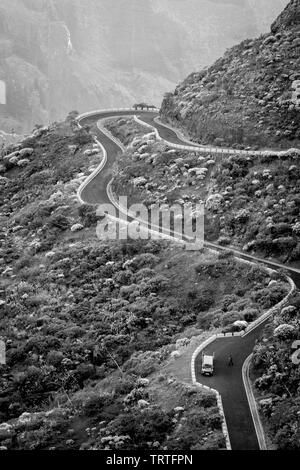 Schwarz-weiß Fotografie des Zuges, Hügel, Serpentine. Teneriffa, Spanien, Kanarische Inseln. Landschaft. Langsames Fahren. Stockfoto