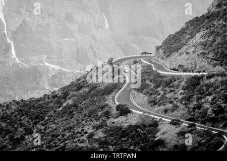 Schwarz-weiß Fotografie des Zuges, Hügel, Serpentine. Teneriffa, Spanien, Kanarische Inseln. Landschaft. Langsames Fahren. Stockfoto