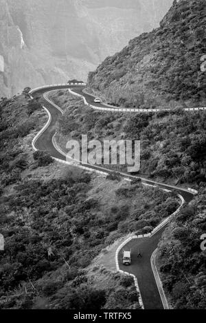 Schwarz-weiß Fotografie des Zuges, Hügel, Serpentine. Teneriffa, Spanien, Kanarische Inseln. Landschaft. Langsames Fahren. Stockfoto