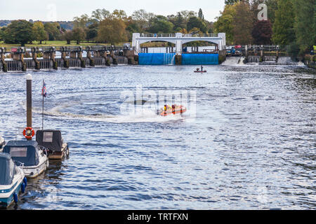 RNLI Crew Training in Teddington, England, Großbritannien Stockfoto