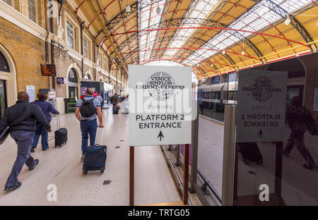 Belmond Venice Simplon Orient Express Abflughalle Check-in Eingang Schild am Bahnsteig 2 Bahnhof London Victoria, London SW1 Stockfoto